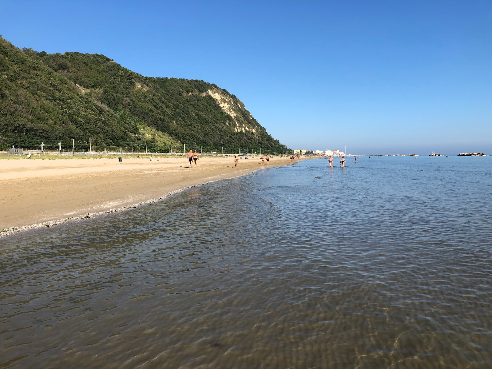 Foto von Sottomonte Pesaro Beach mit beiger sand Oberfläche