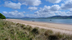Photo de Rathmullan Beach avec rivage droit, long