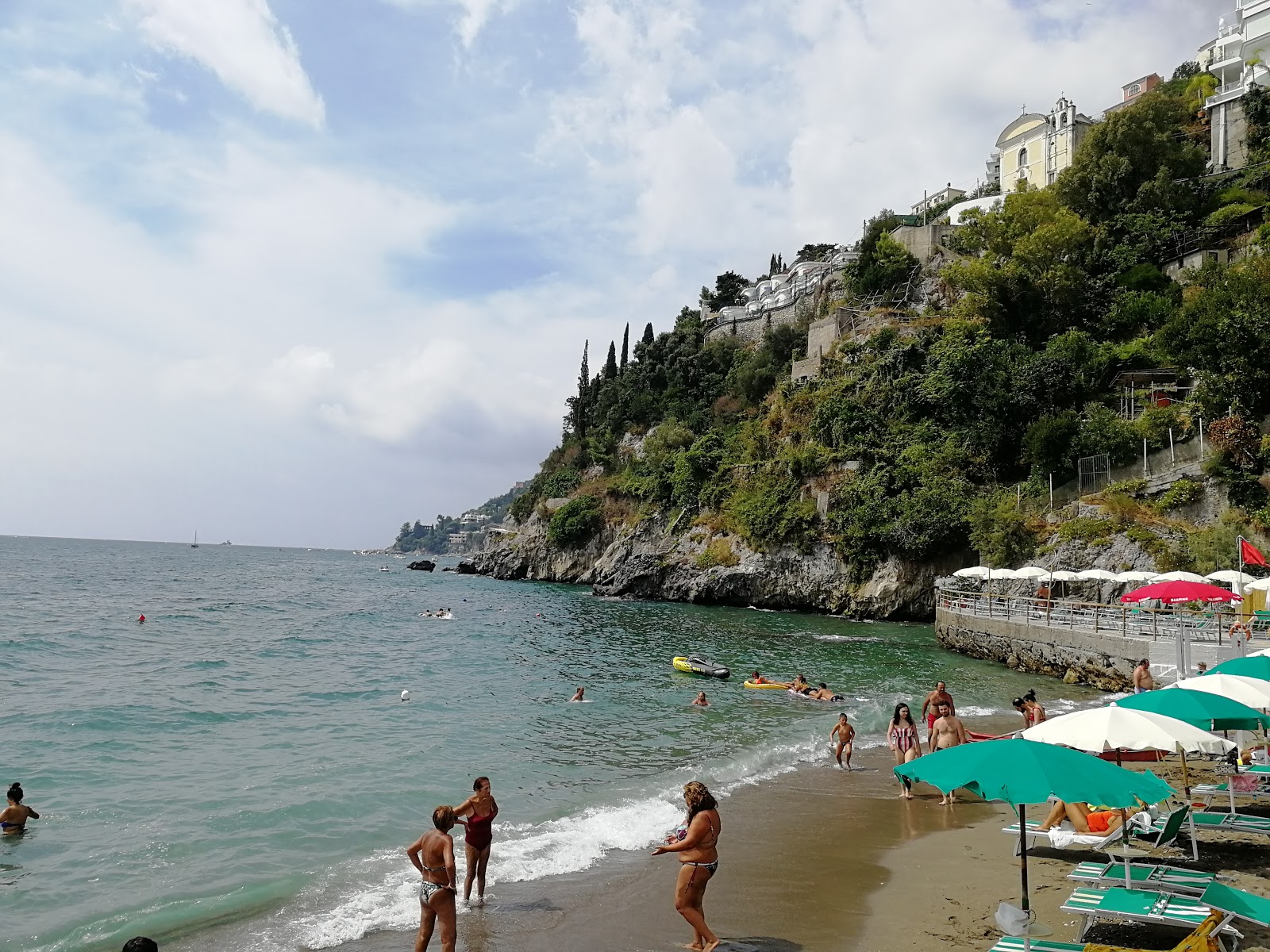 Foto af Vietri beach med rummelige multi -bugter