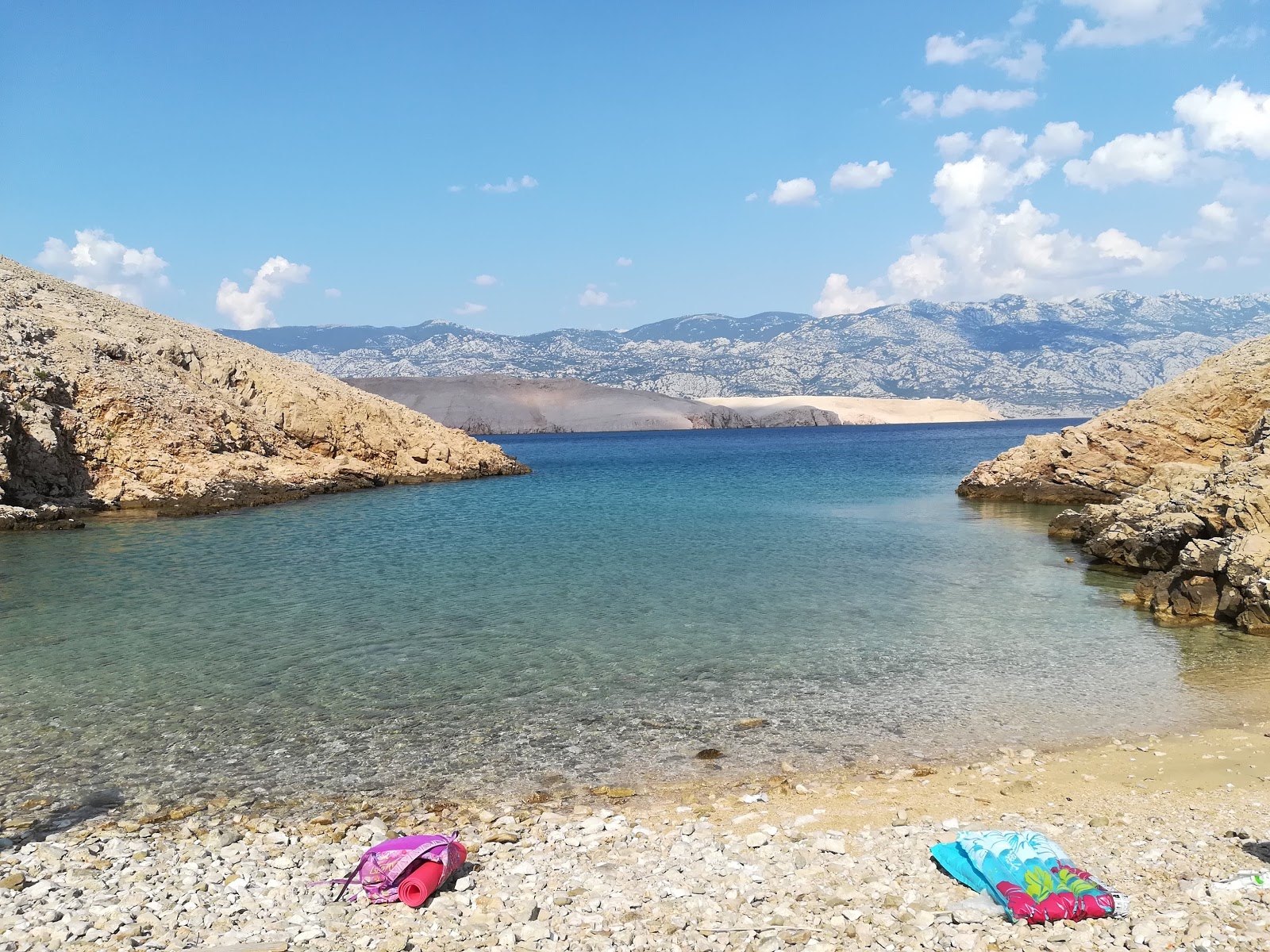 Foto di Eldugott beach con una superficie del sabbia beige e rocce