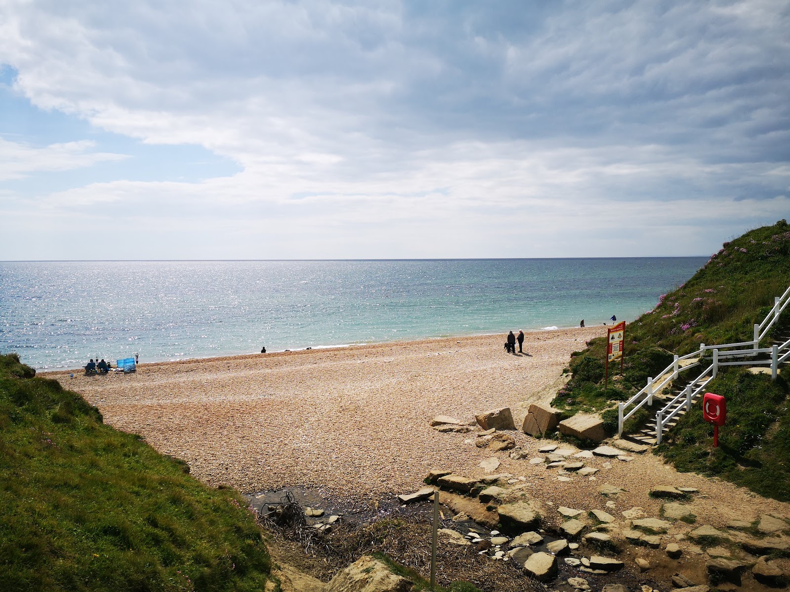 Foto af Eype strand med blåt rent vand overflade