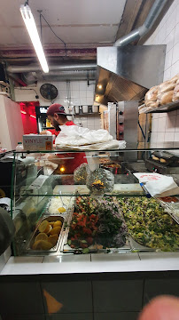 Atmosphère du Restaurant allemand Sürpriz - Berliner Kebab à Paris - n°10