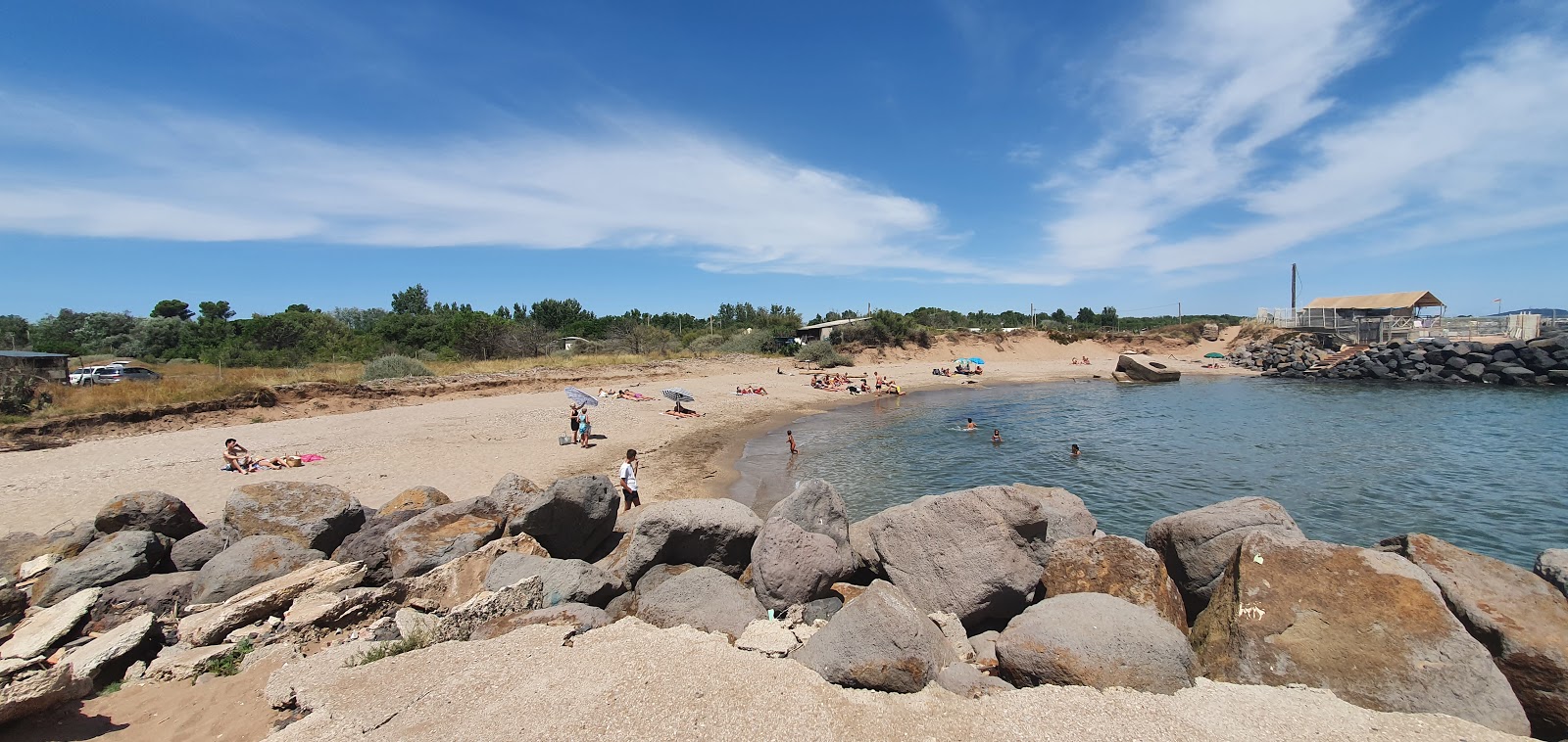 Foto von Roucan Plage mit beiger sand & steine Oberfläche