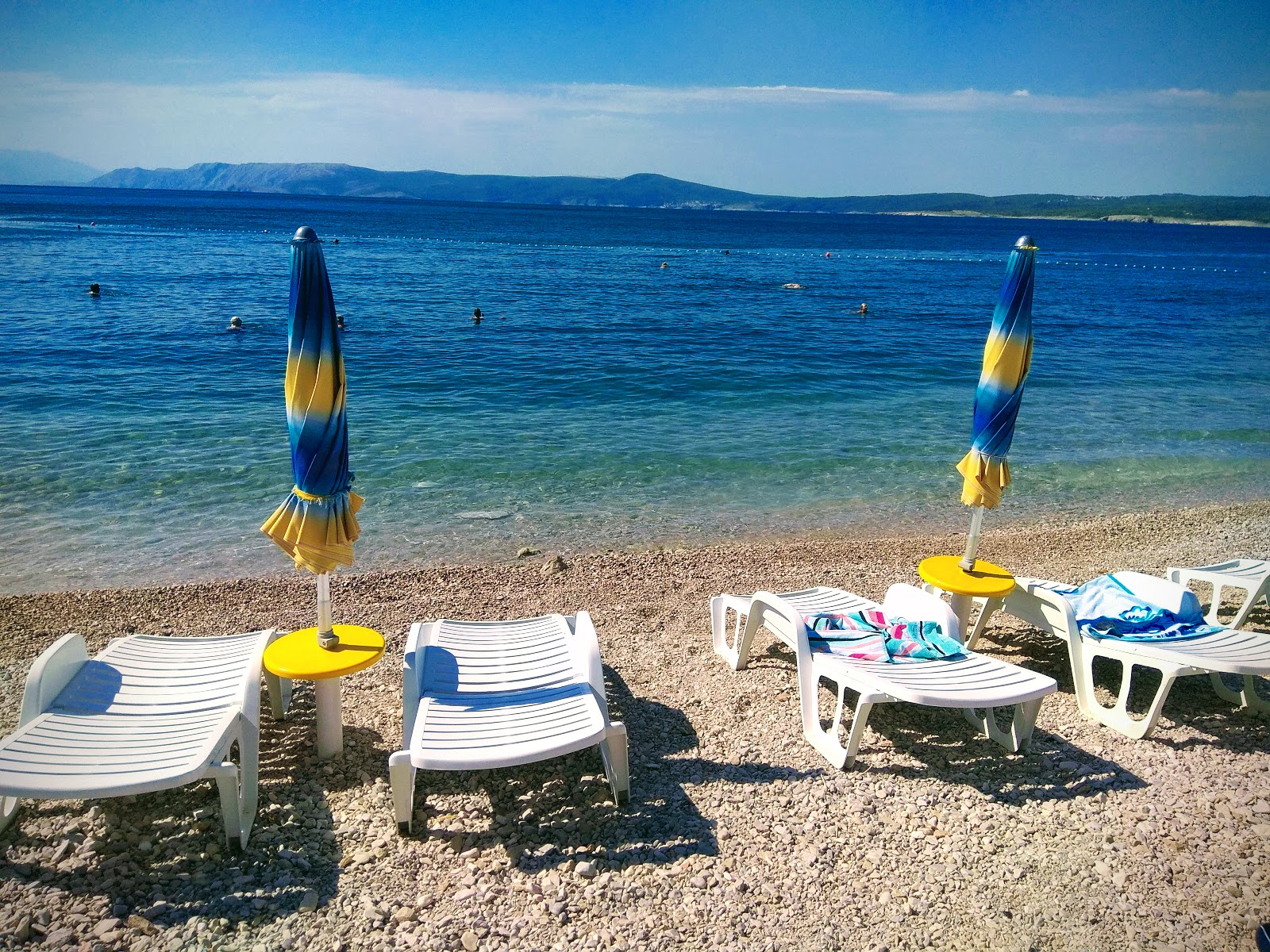 Foto von Podvorska beach mit braune kiesel Oberfläche
