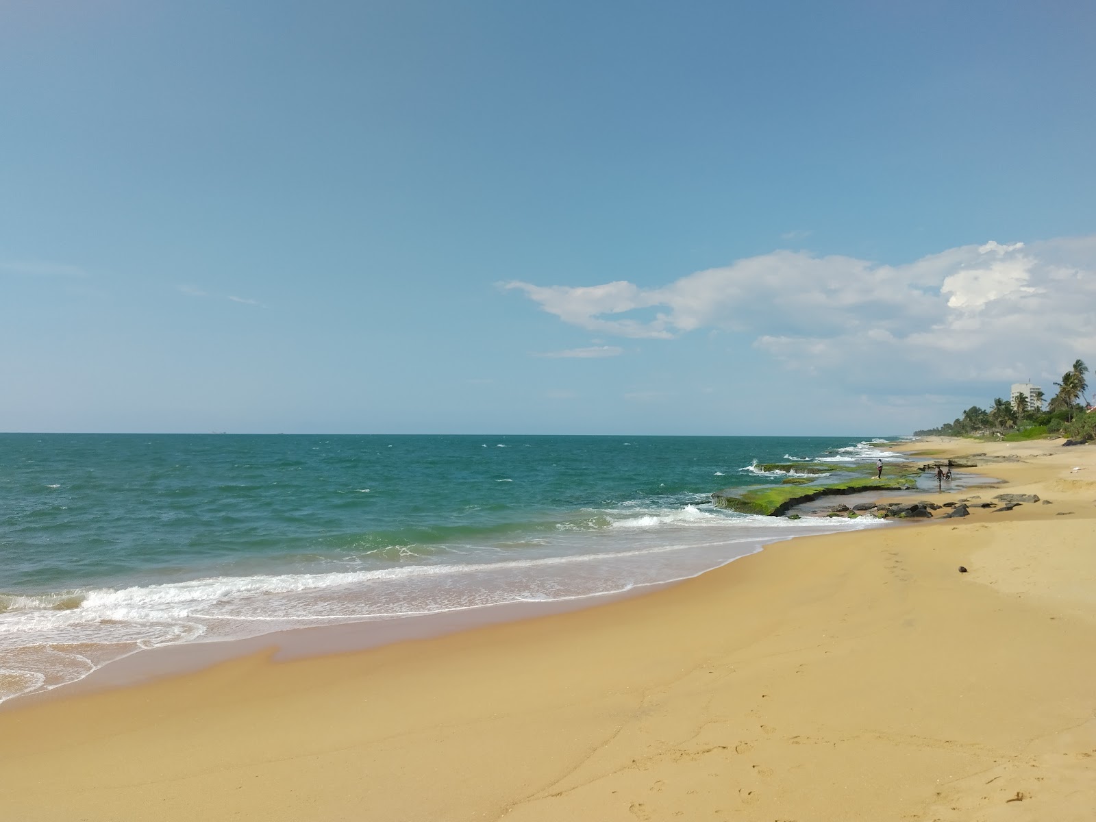 Foto de Uswetakeiyawa Beach com reto e longo