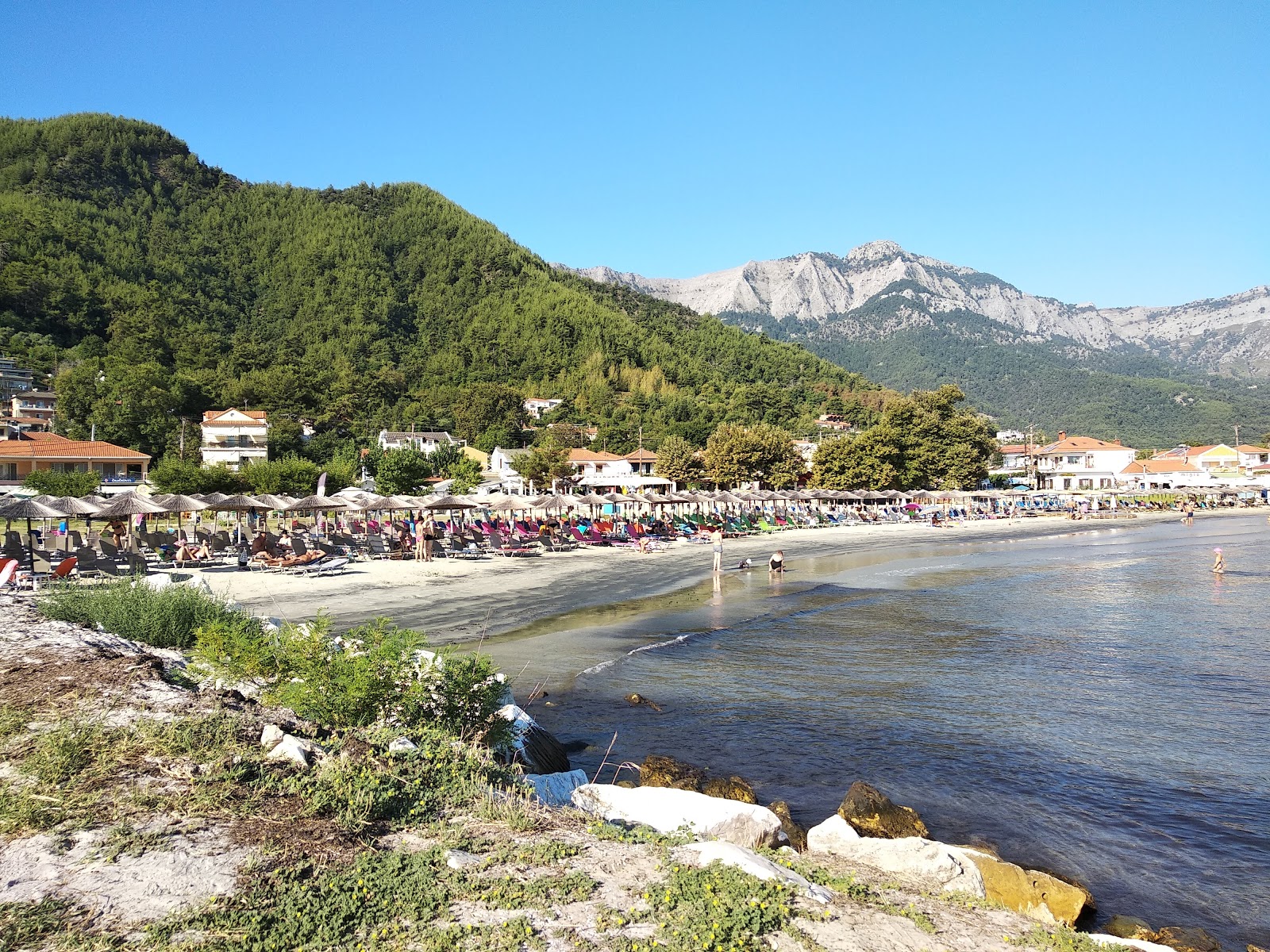 Foto di Skala Potamias con una superficie del sabbia beige fine