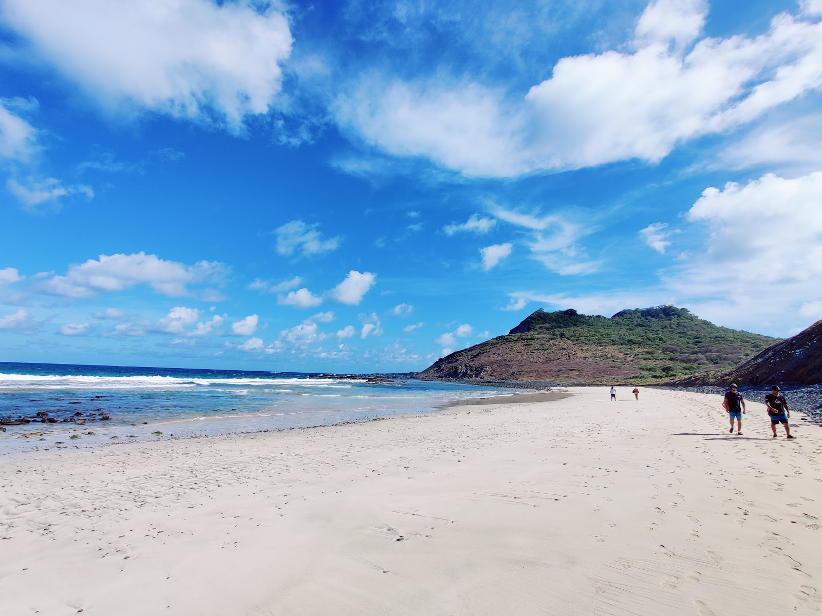 Φωτογραφία του Enseada da Caieira με φωτεινή άμμος και βράχια επιφάνεια