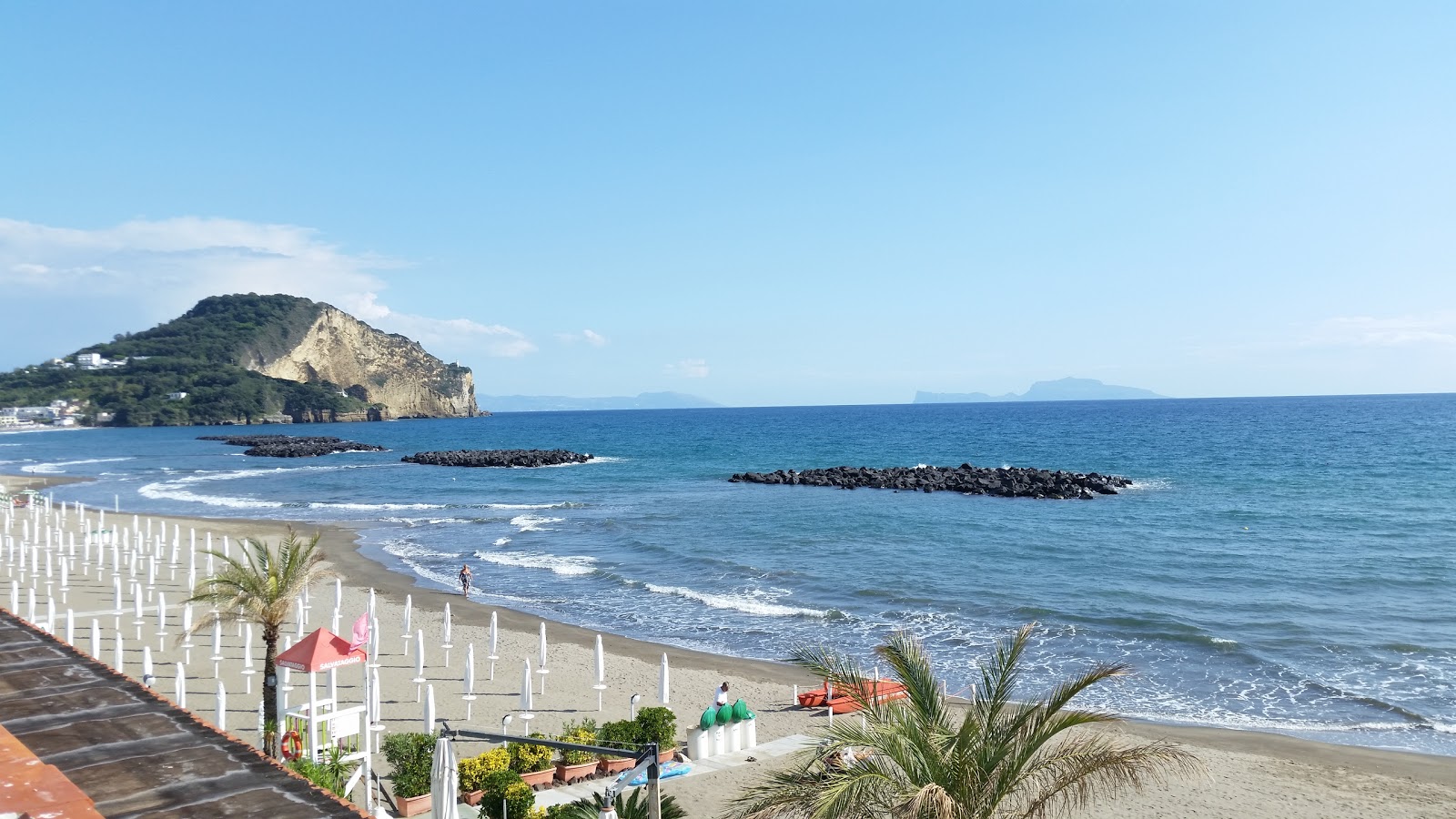 Foto de Bacoli beach con arena oscura superficie