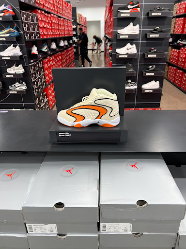 Sporting Goods Store «Nike Factory Store», reviews and photos, 8510 S Cottage Grove Ave, Chicago, IL 60619, USA