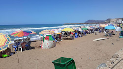 Foto von Plage du Puits von Klippen umgeben