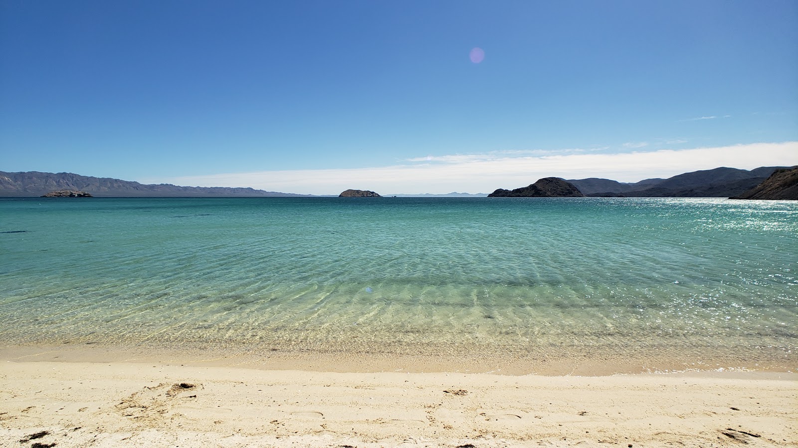 Playa Los Cocos'in fotoğrafı uçurumlarla desteklenmiş