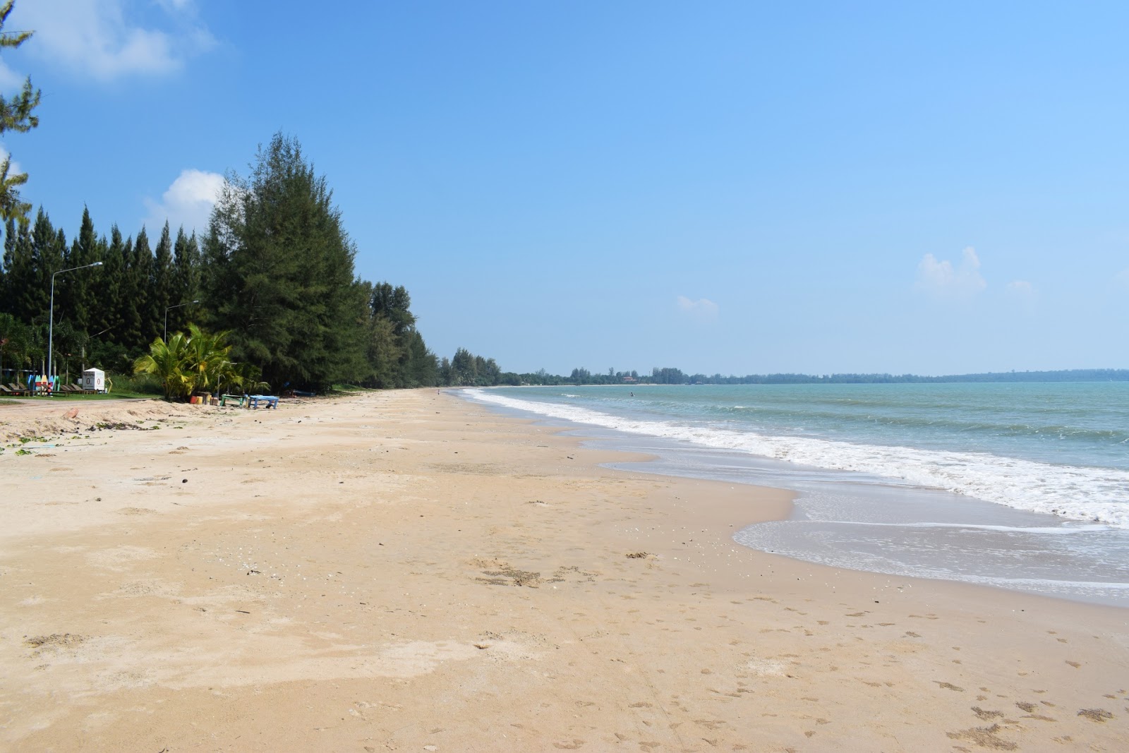 Foto di Ao Bang Son Beach con una superficie del sabbia beige