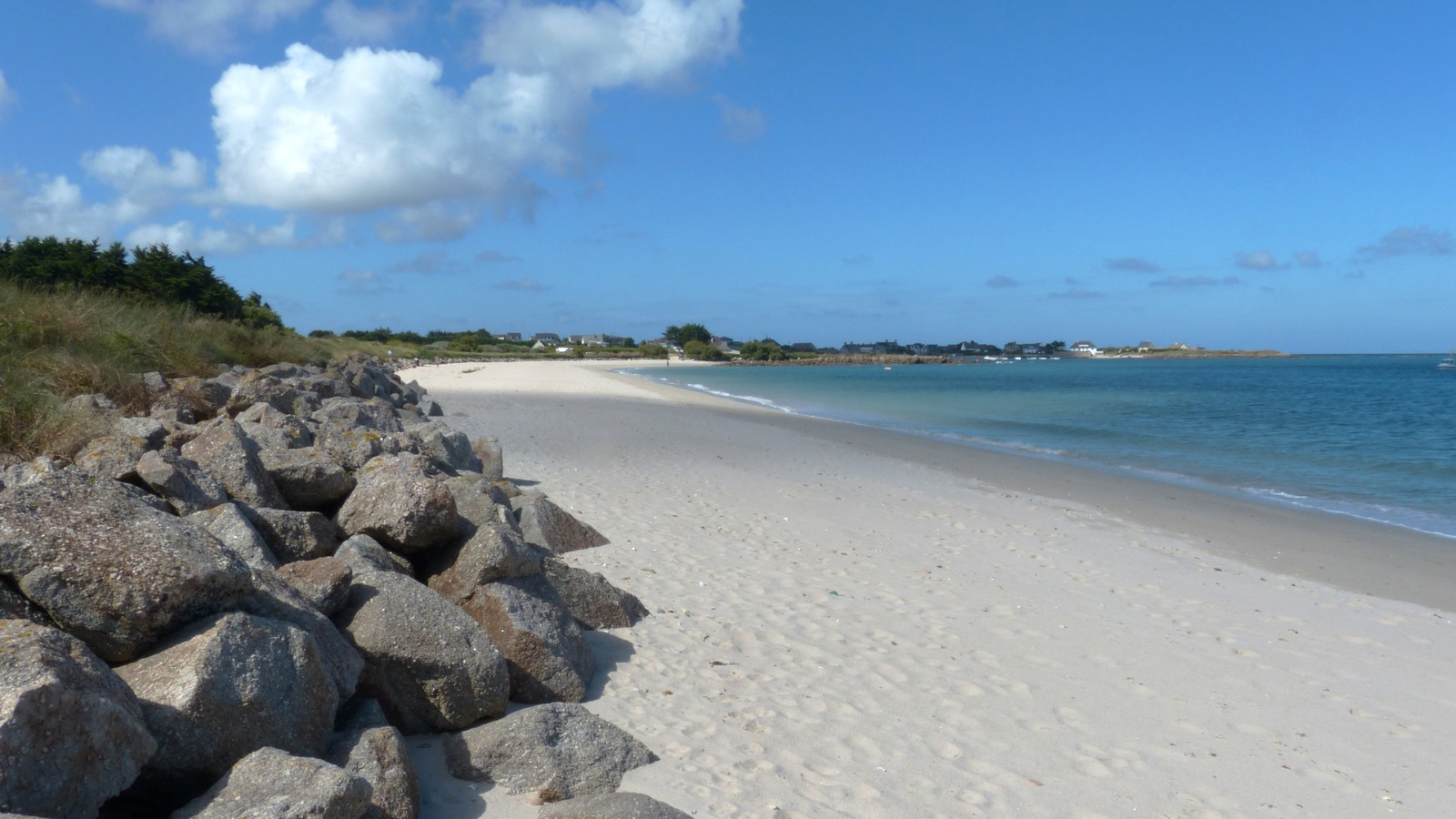 Foto von Brevy Beach mit beiger sand Oberfläche