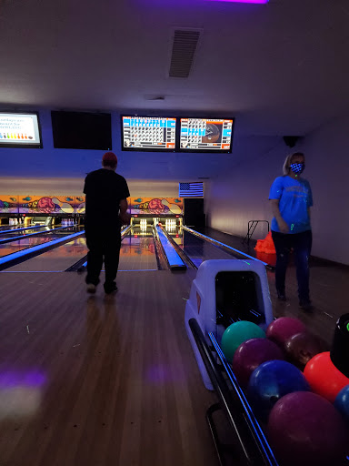 Bowling Alley «Crest Hill Lanes & Keglers Sportsbar and Grill», reviews and photos, 905 Theodore St, Crest Hill, IL 60403, USA