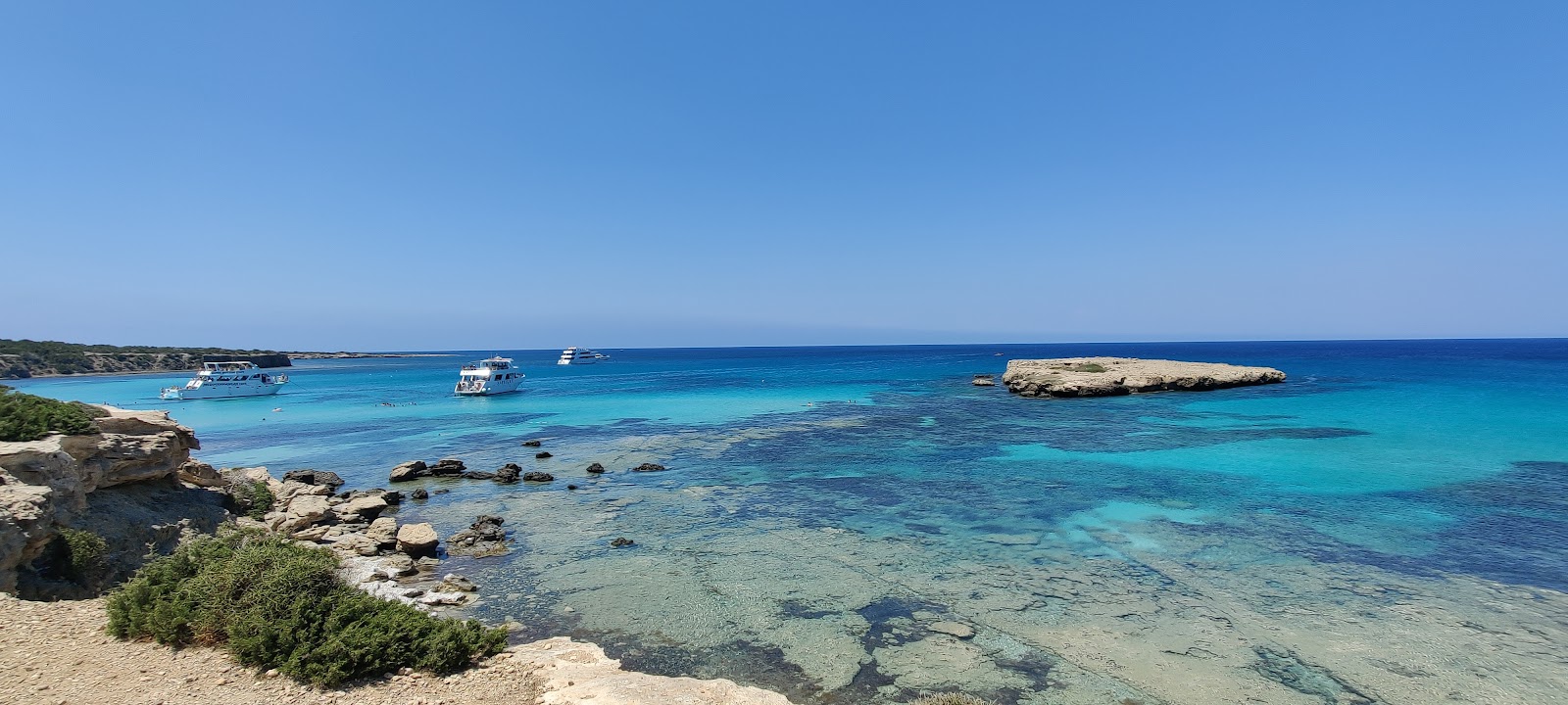 Foto von Amphitheatre Bay umgeben von Bergen