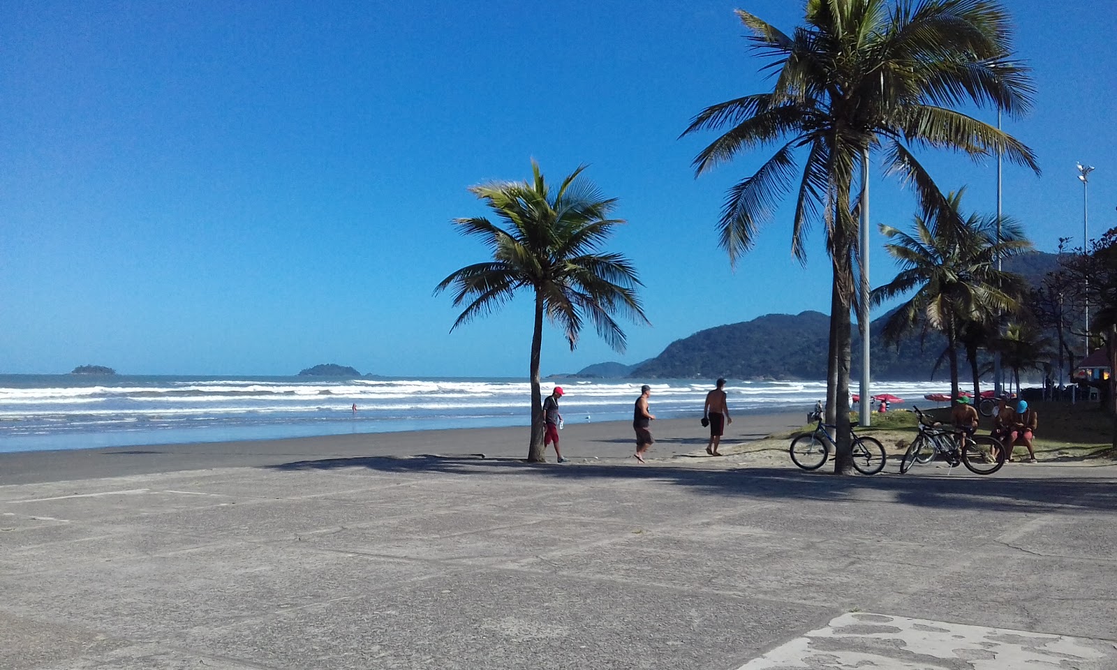 Valokuva Praia do Centro Peruíbeista. tukeutunut kallioilla