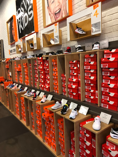 Shoe Store «DSW Designer Shoe Warehouse», reviews and photos, 7321 Lake St, River Forest, IL 60305, USA