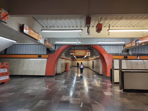 Metro Tacubaya L-7