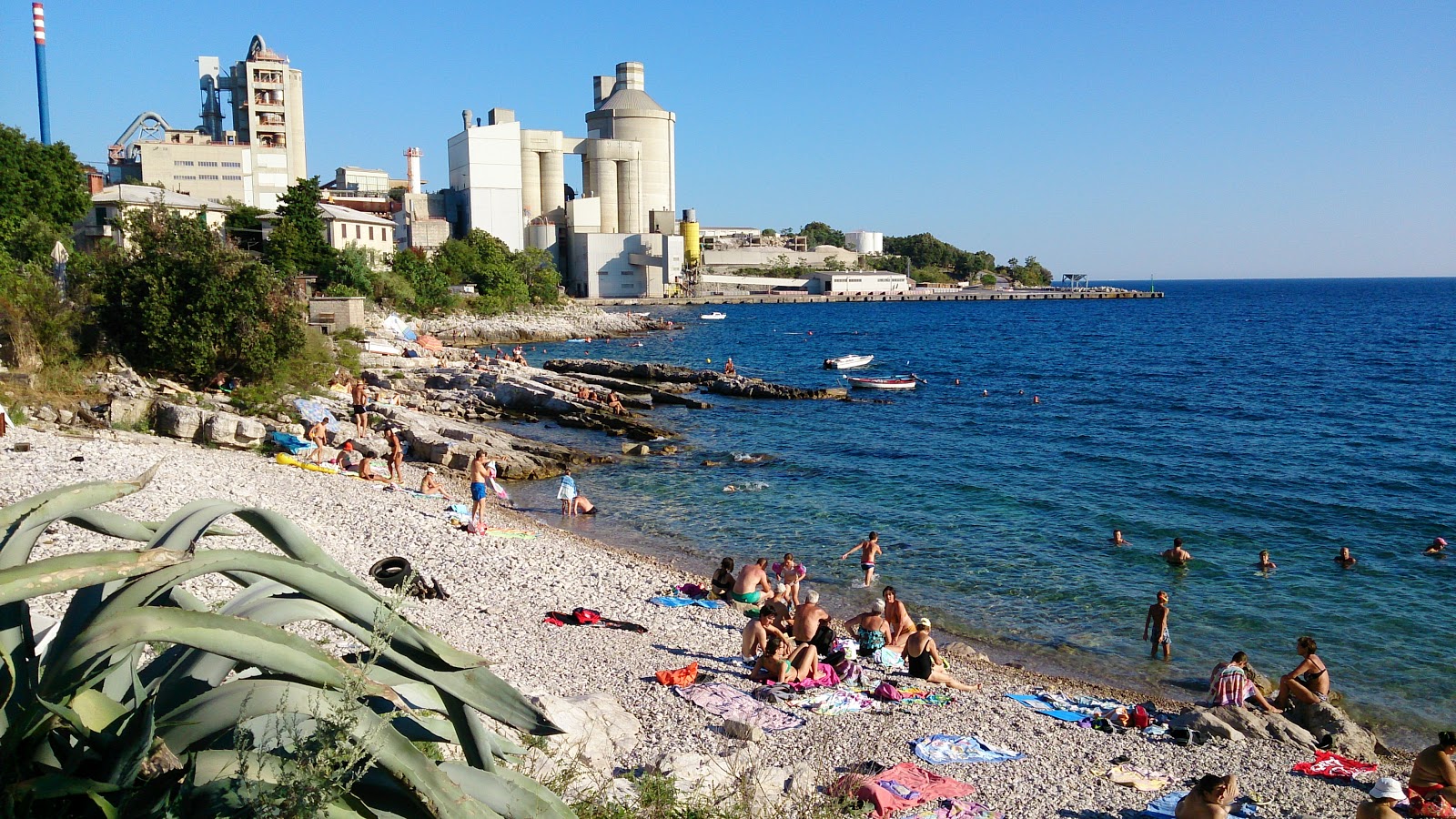 Fotografie cu Loreta beach cu o suprafață de pietricele beige