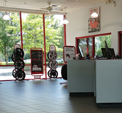 Tire Shop «Discount Tire Store - Aurora, IL», reviews and photos, 2445 Augusta Way, Aurora, IL 60506, USA