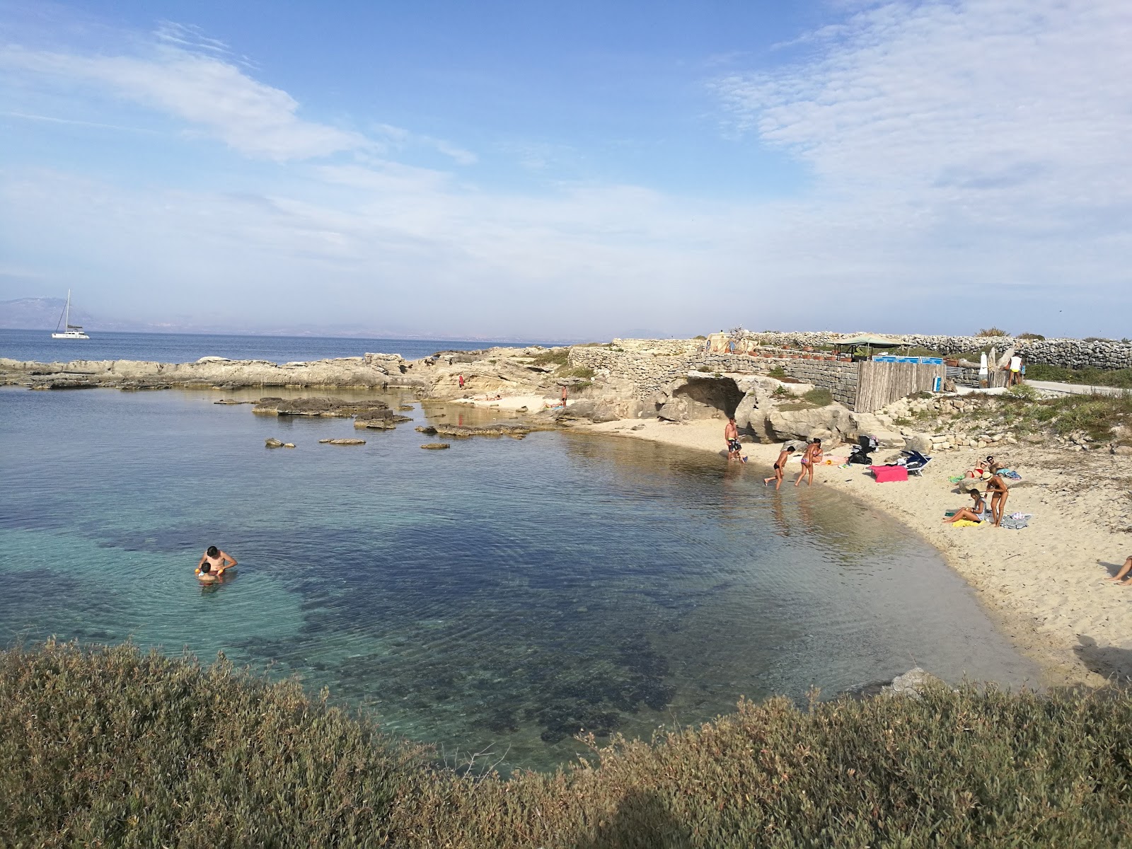 Foto de Cala San Nicola beach con agua cristalina superficie