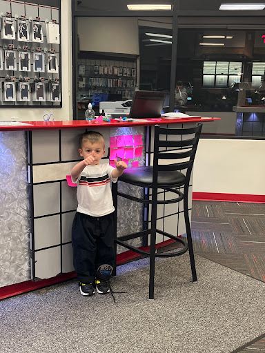 Cell Phone Store «Verizon Wireless - Cellular Plus», reviews and photos, 17390 SE Bluff Rd Suite 2, Sandy, OR 97055, USA