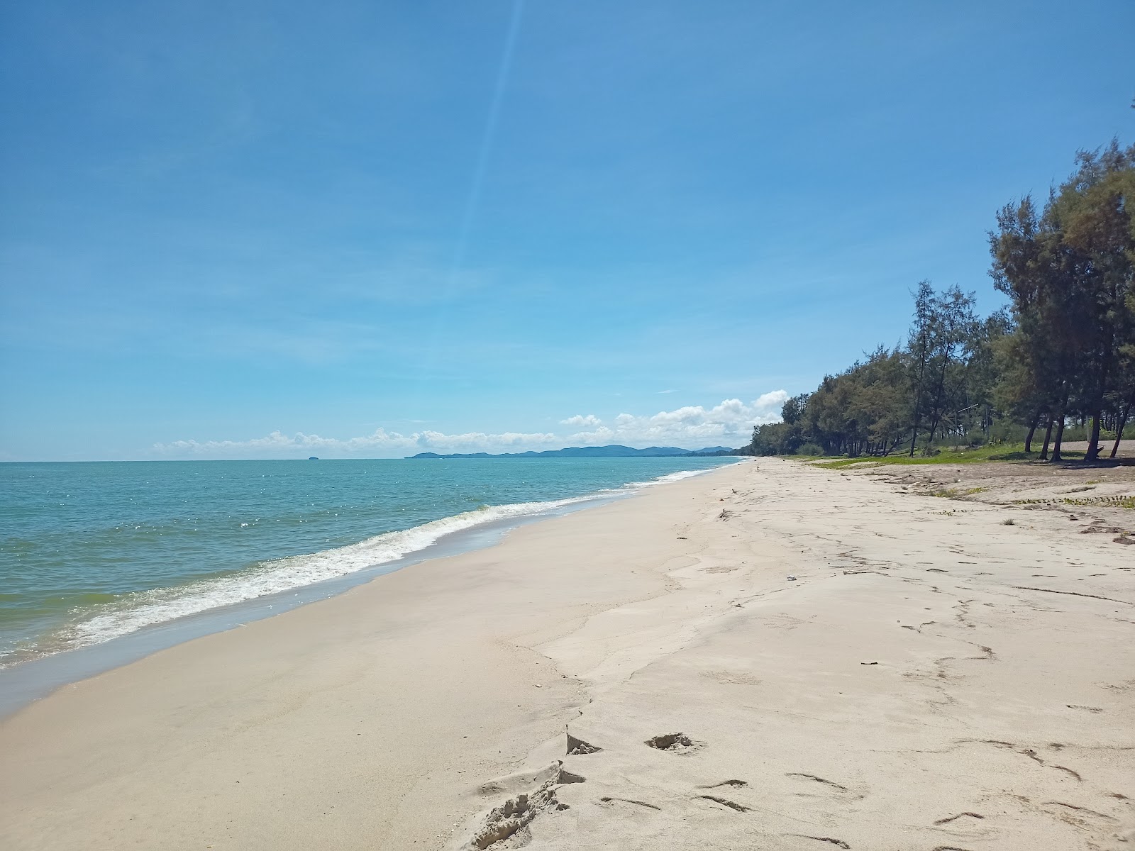 Photo of Na Thap Beach with turquoise water surface