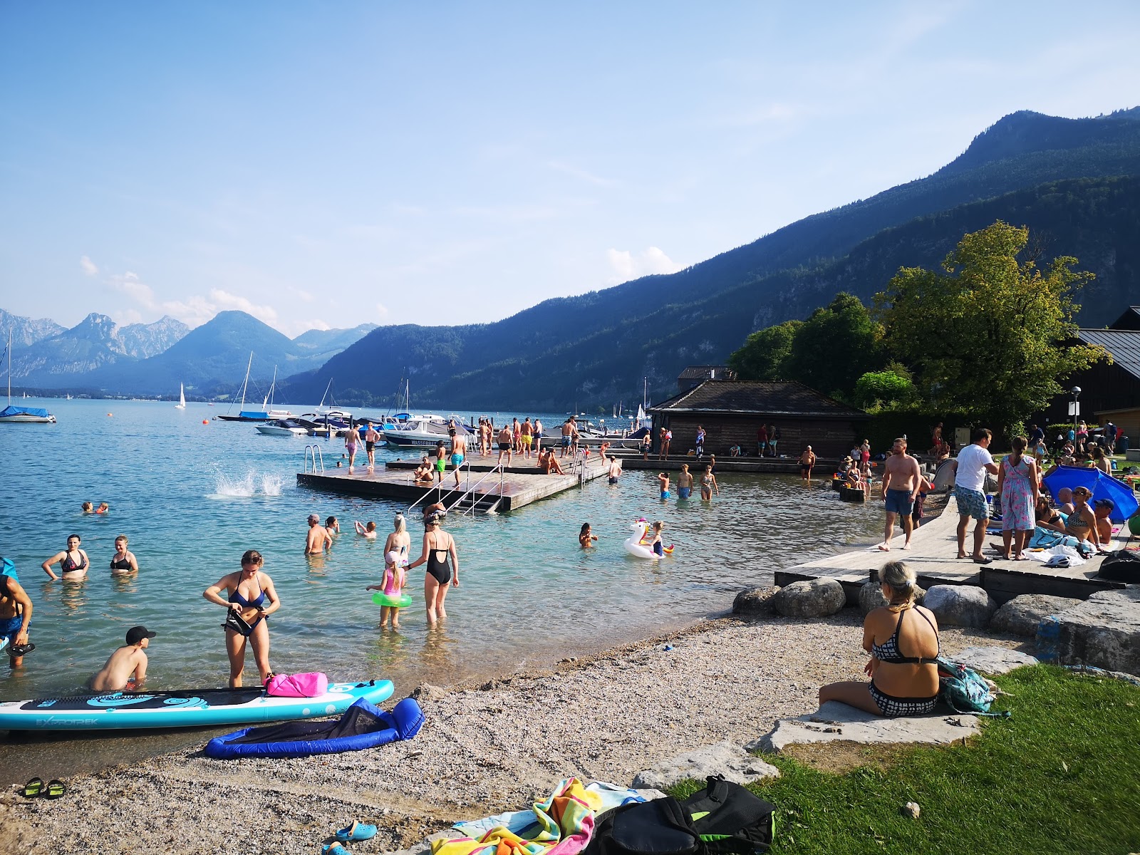 Foto di Strandbad Sankt Gilgen con una superficie del piccoli ciottoli beige