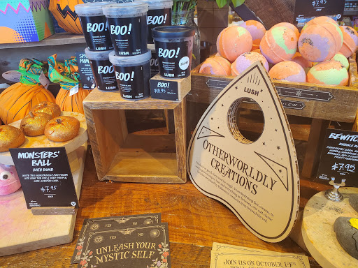 Cosmetics Store «LUSH Fresh Handmade Cosmetics», reviews and photos, 51 Oakbrook Center, Oak Brook, IL 60523, USA