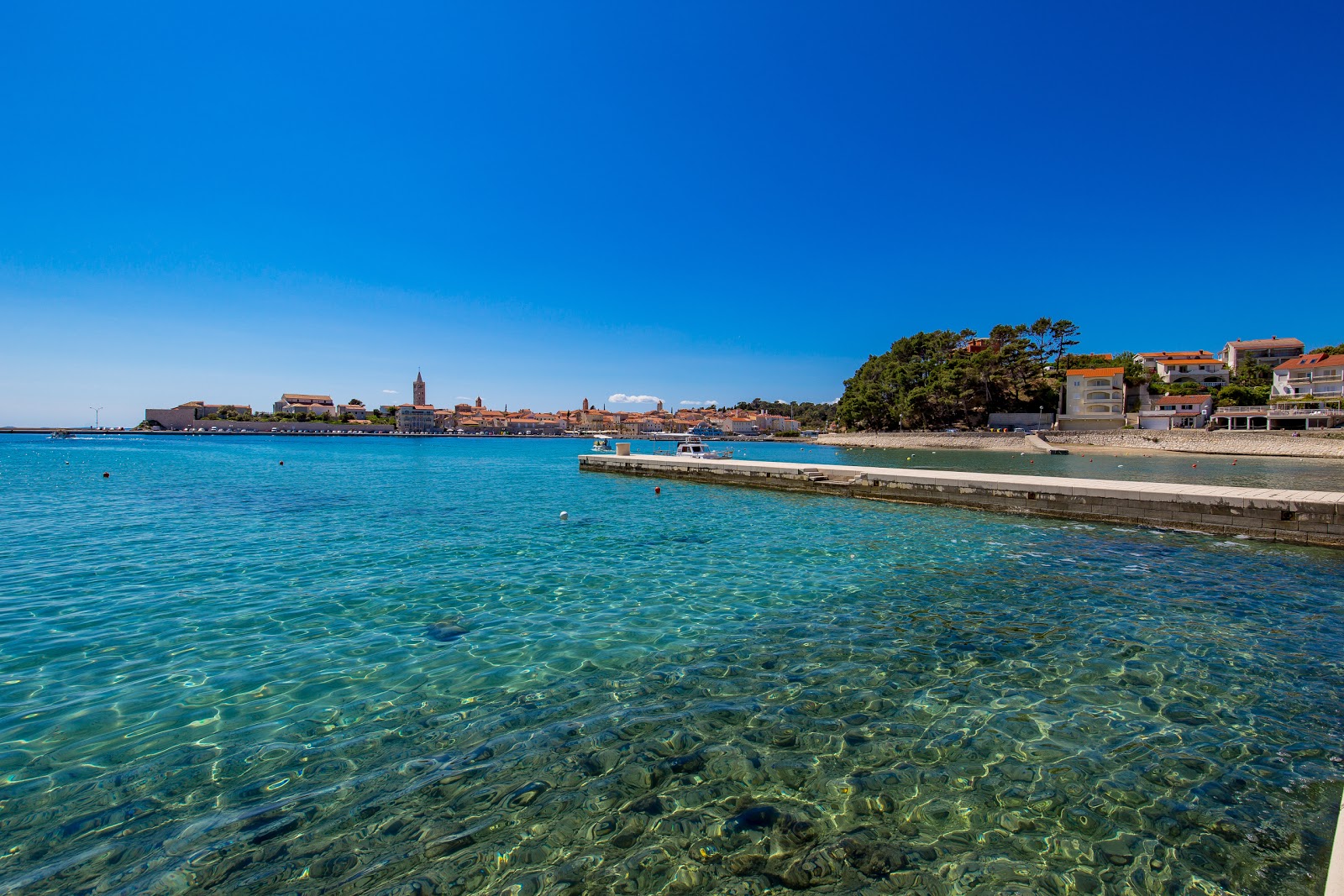 Foto van Padova III beach met betonbedekking oppervlakte
