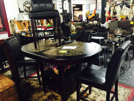 Flea Market «Springfield Flea Market & Gifts», reviews and photos, 1325 E Trafficway St, Springfield, MO 65802, USA