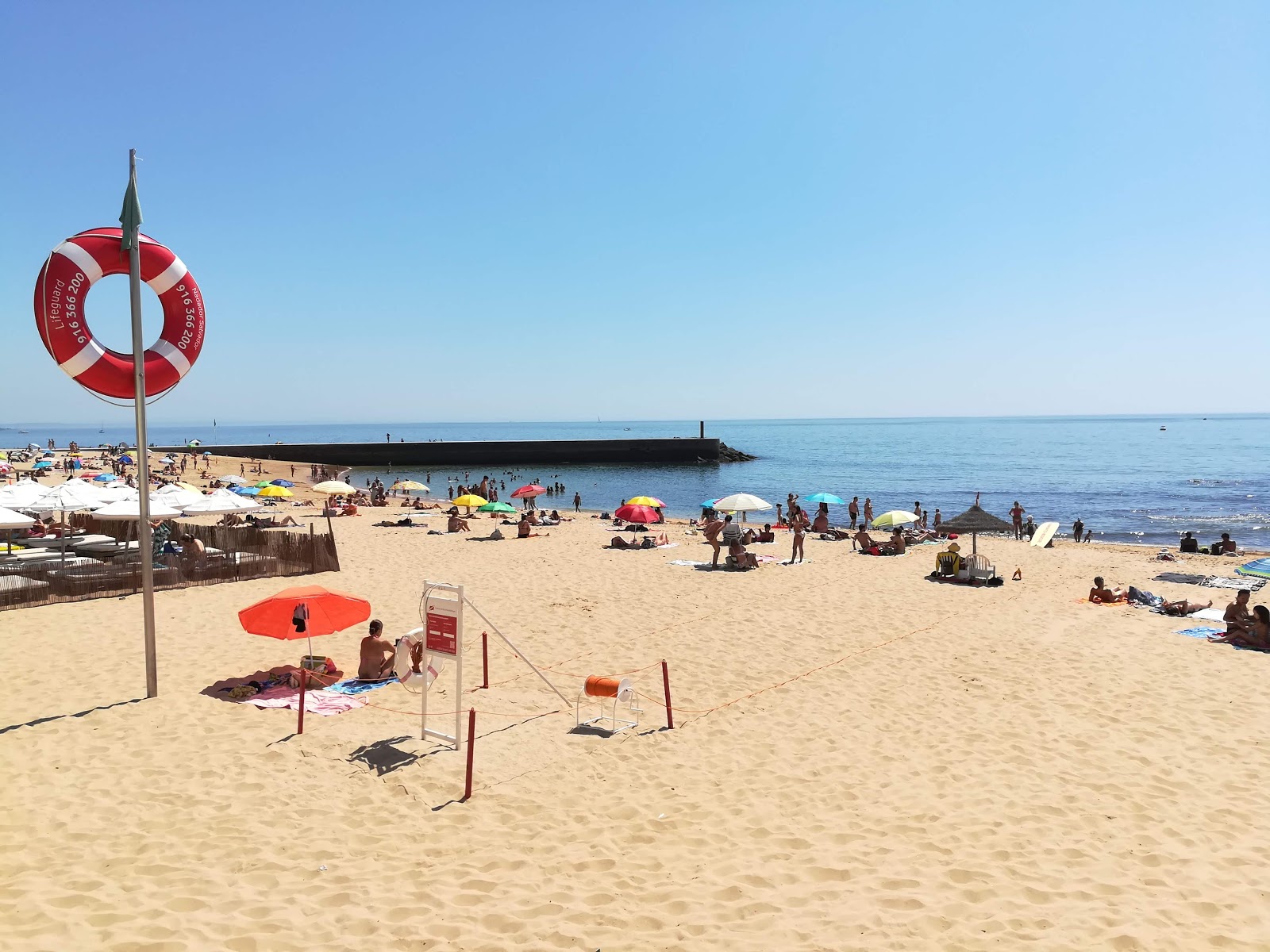 Praia do Tamariz'in fotoğrafı - rahatlamayı sevenler arasında popüler bir yer