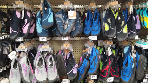 Grocery Store «H-E-B Grocery», reviews and photos, 925 10th St, Floresville, TX 78114, USA