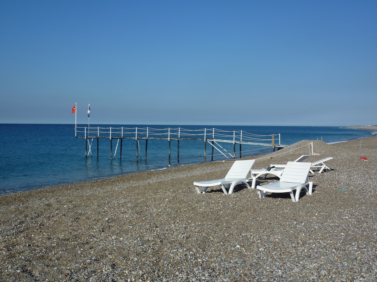 Foto di Sea Garden beach II con una superficie del sabbia beige e ciottoli