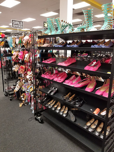 Clothing Store «Citi Trends», reviews and photos, 2049 W Shaw Ave, Fresno, CA 93711, USA