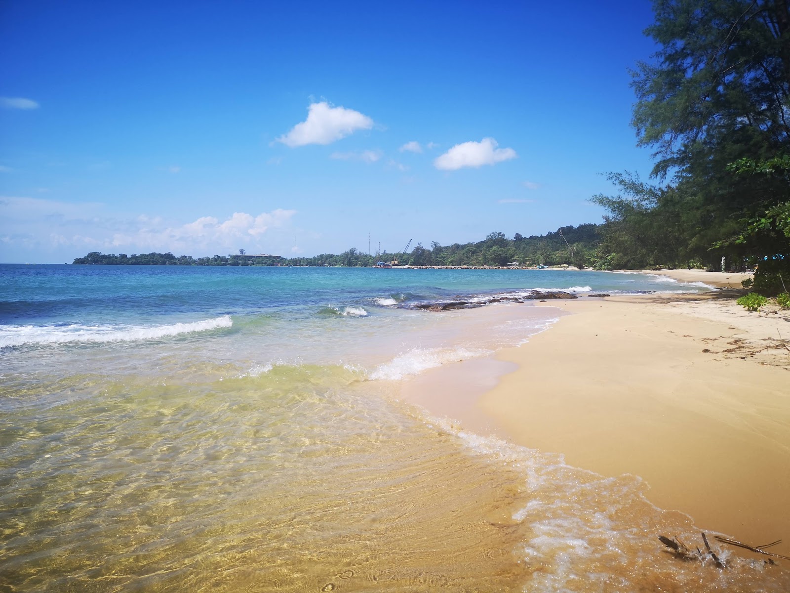 Foto de Wild Beach com areia brilhante superfície