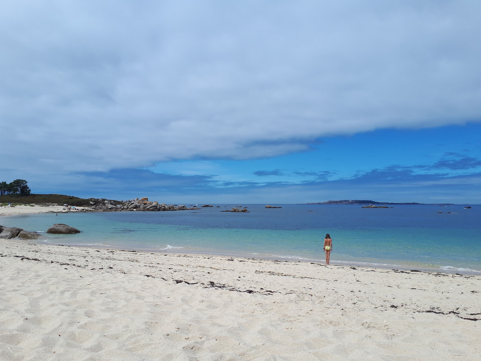 Foto di Castineira beach con una superficie del piccoli ciottoli bianchi