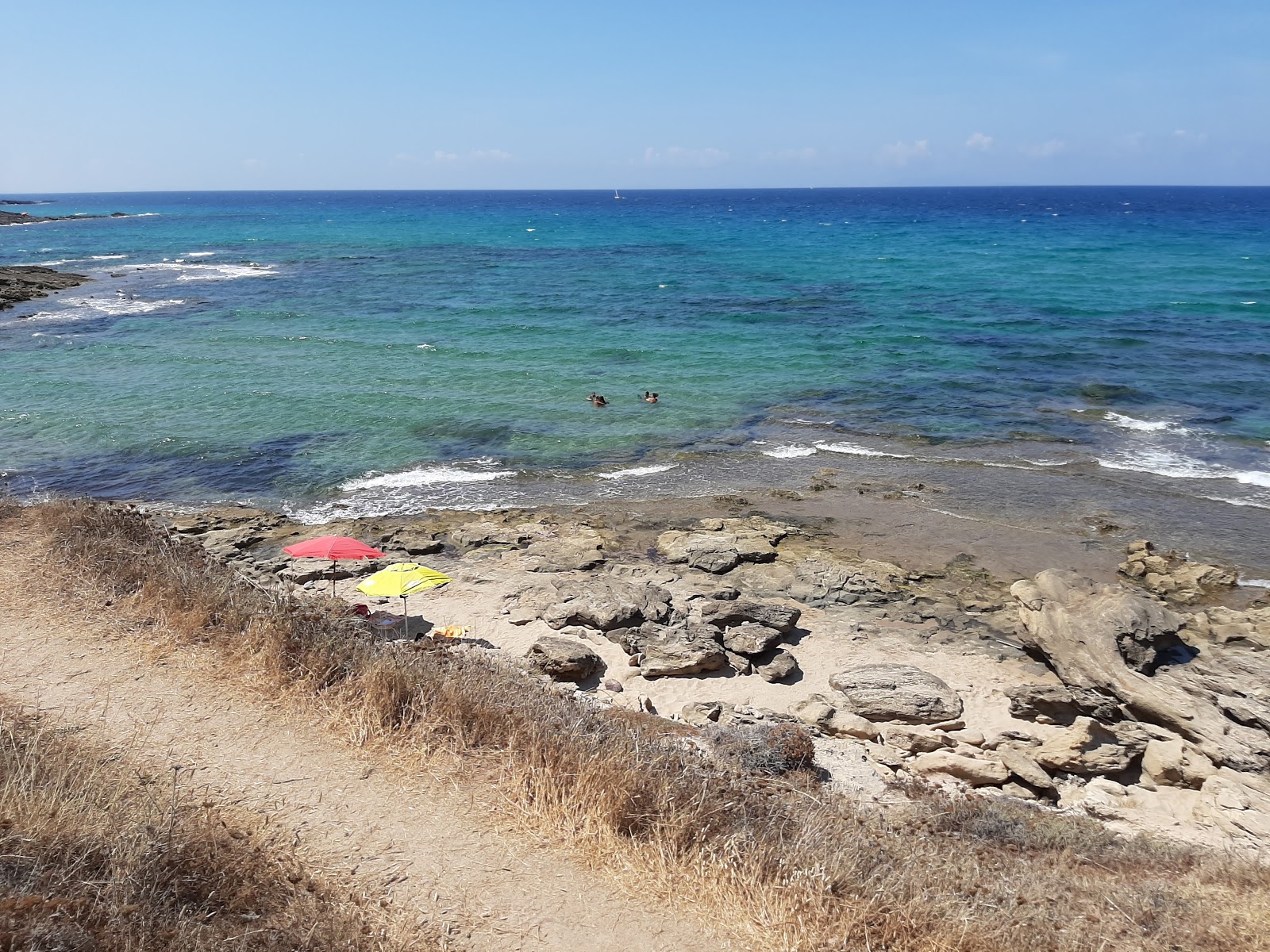 Zdjęcie Spiaggia delle Celestine z powierzchnią turkusowa czysta woda