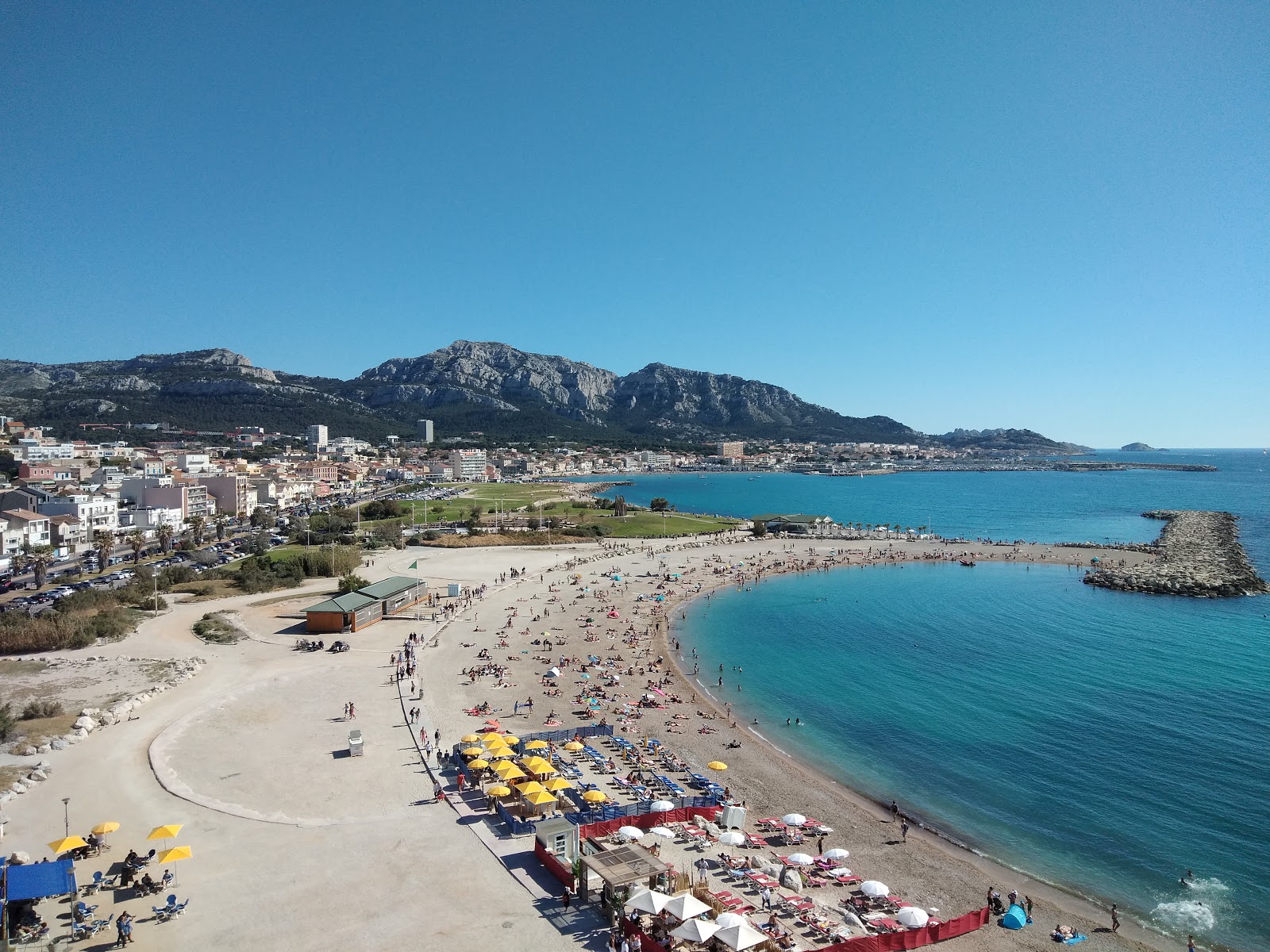 Fotografija Prado plaže z svetel pesek površino