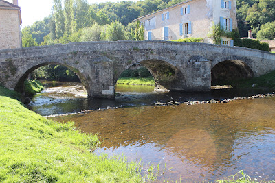 Pont médiéval à Saint-Jean-de-Côle