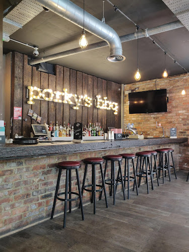 Porky's & Play - Pub