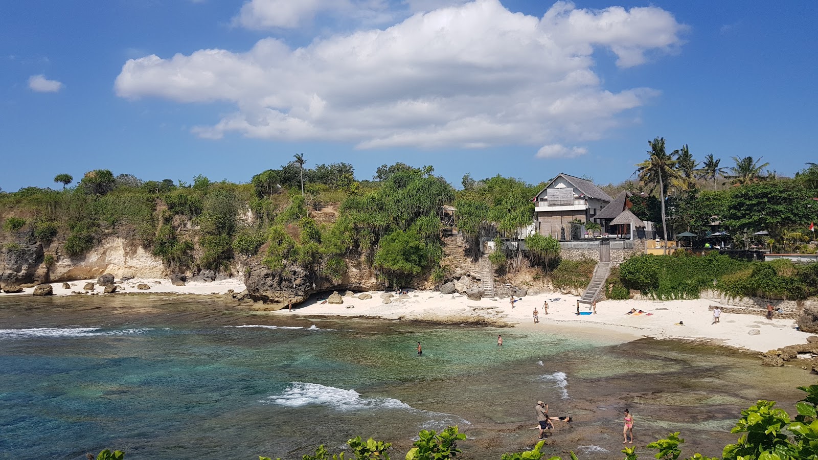 Photo de Secret Point Beach avec l'eau cristalline de surface