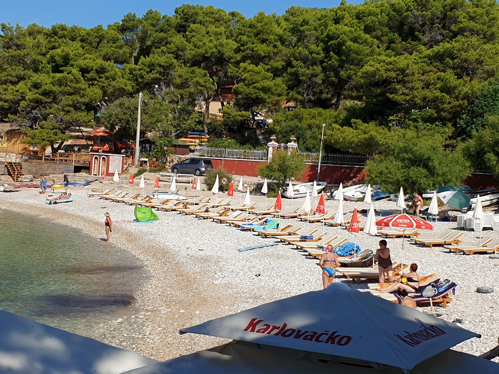 Foto av Milna beach med liten vik