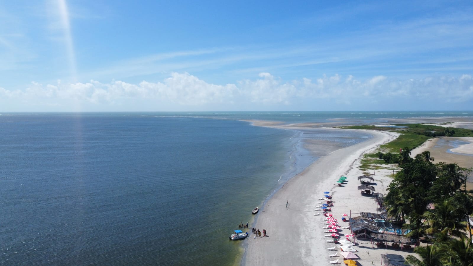 Foto van Strand van Coroa do Aviao met recht en lang