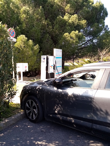 Borne de recharge de véhicules électriques RÉVÉO Charging Station Le Crès