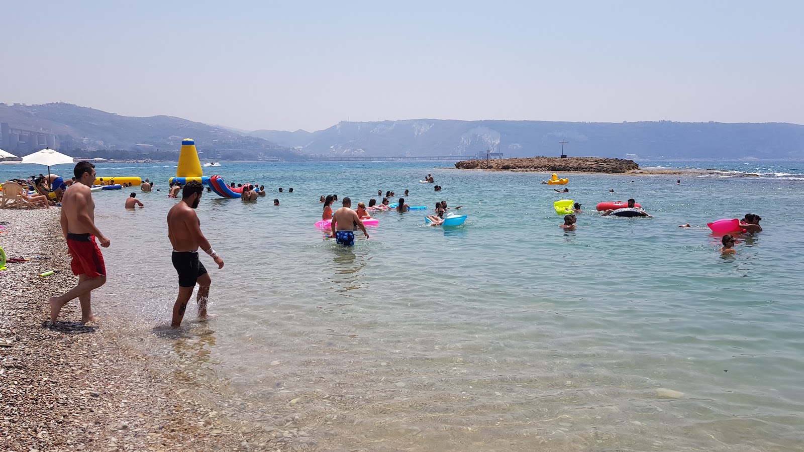 Photo de Zireh Beach avec baie longue