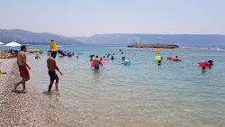 Photo de Zireh Beach avec baie longue
