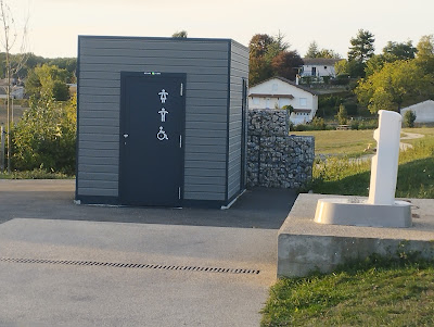 Aire de services gratuits et de stationnement gratuit pour camping-cars à Lhommaizé