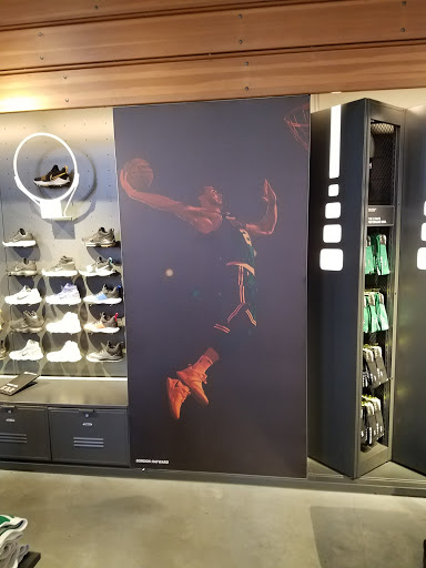 Clothing Store «Nike Boston», reviews and photos, 200 Newbury St, Boston, MA 02116, USA