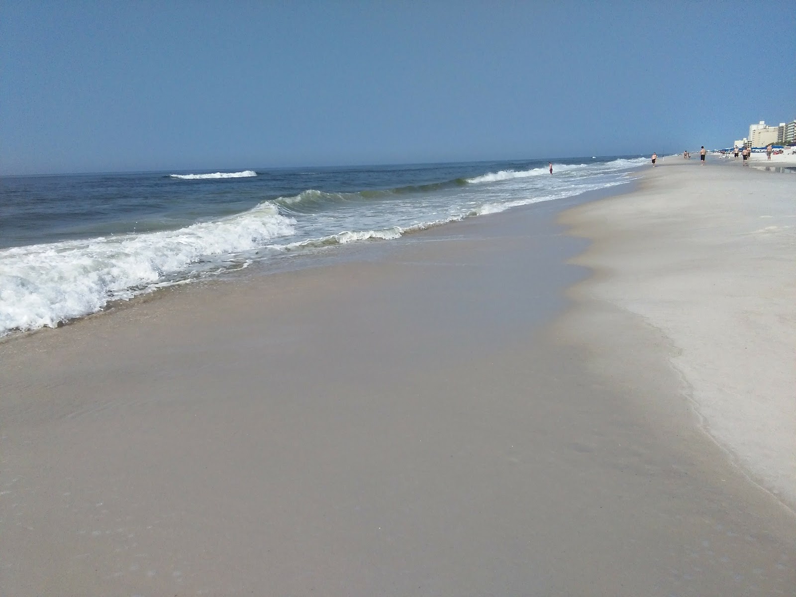Fotografie cu Gulf shores beach - locul popular printre cunoscătorii de relaxare